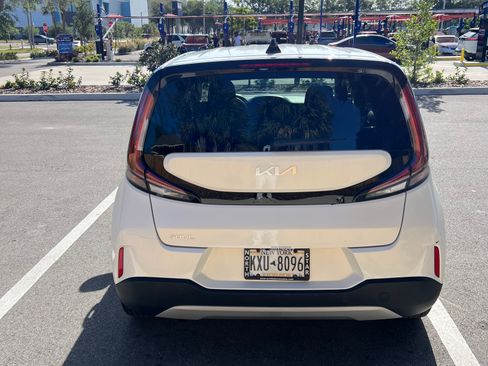 Used 2023 Kia Soul LX w/ LX Technology Package image 12