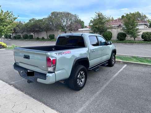 Used 2023 Toyota Tacoma TRD Off-Road w/ Technology Package AWD/4WD image 5