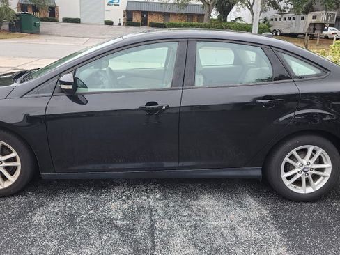 Used 2017 Ford Focus SE image 4