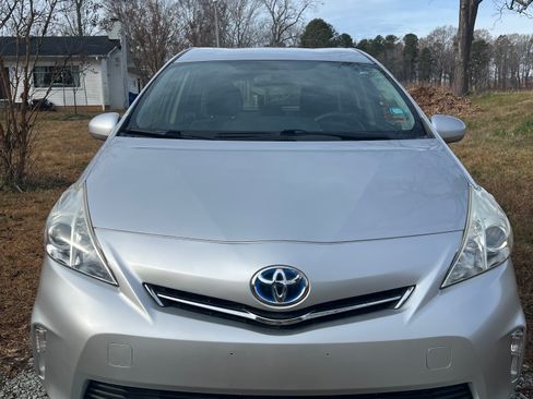 Used 2014 Toyota Prius V Three image 2