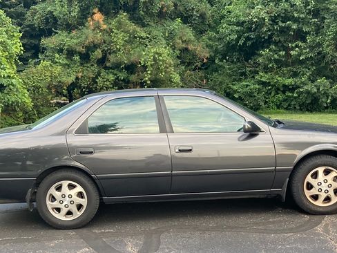 Used 2000 Toyota Camry LE FWD image 2