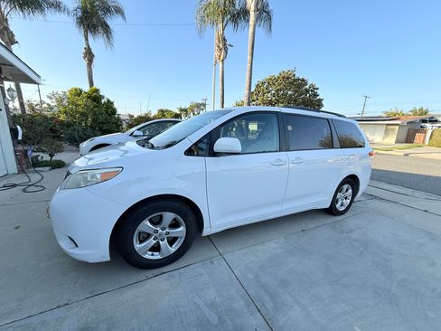 Used 2014 Toyota Sienna LE FWD image 12