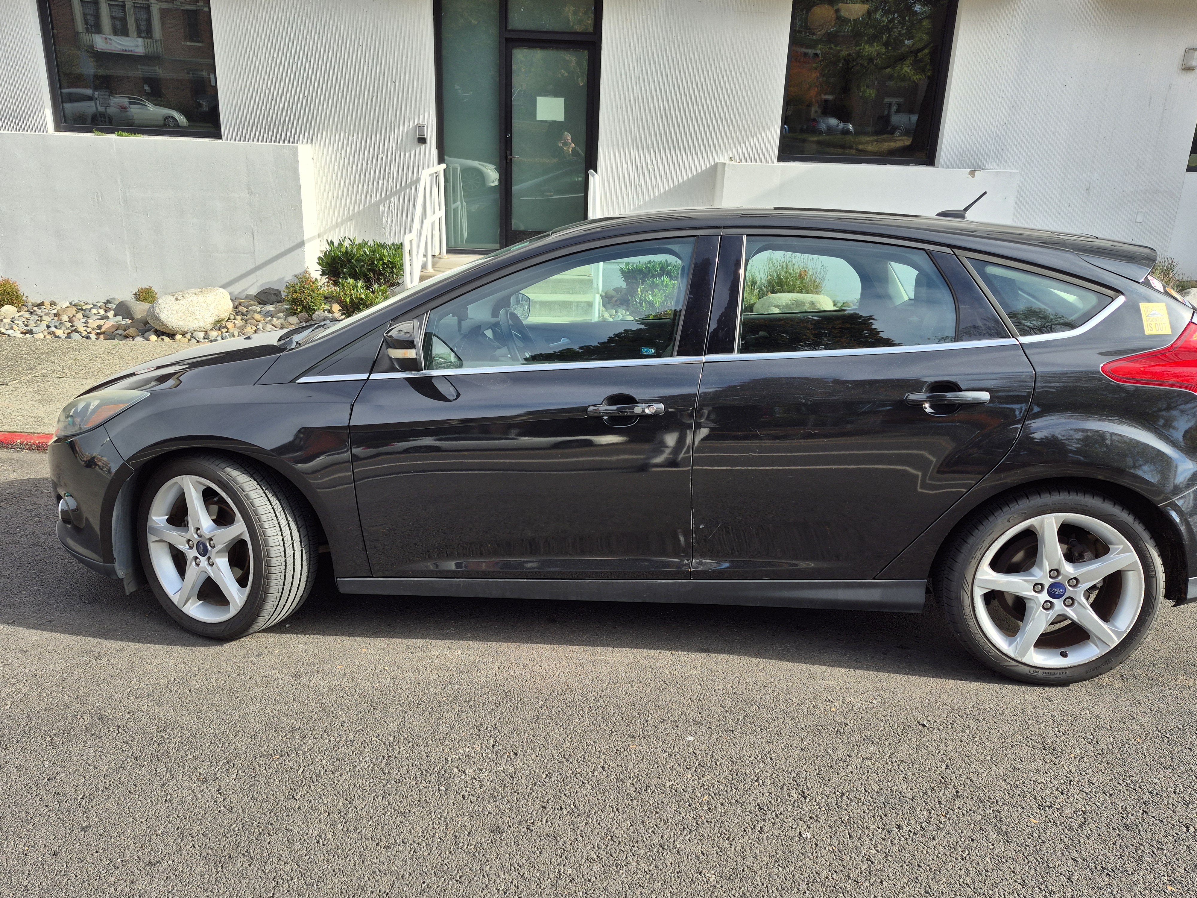 Used 2012 Ford Focus Titanium FWD image 2