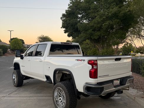 Used 2021 Chevrolet Silverado 2500 LT w/ Fleet Comfort Package AWD/4WD image 4