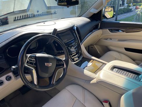 Used 2019 Cadillac Escalade ESV Luxury image 6