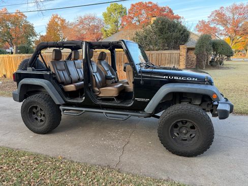 Used 2015 Jeep Wrangler Unlimited Rubicon w/ Connectivity Group image 2