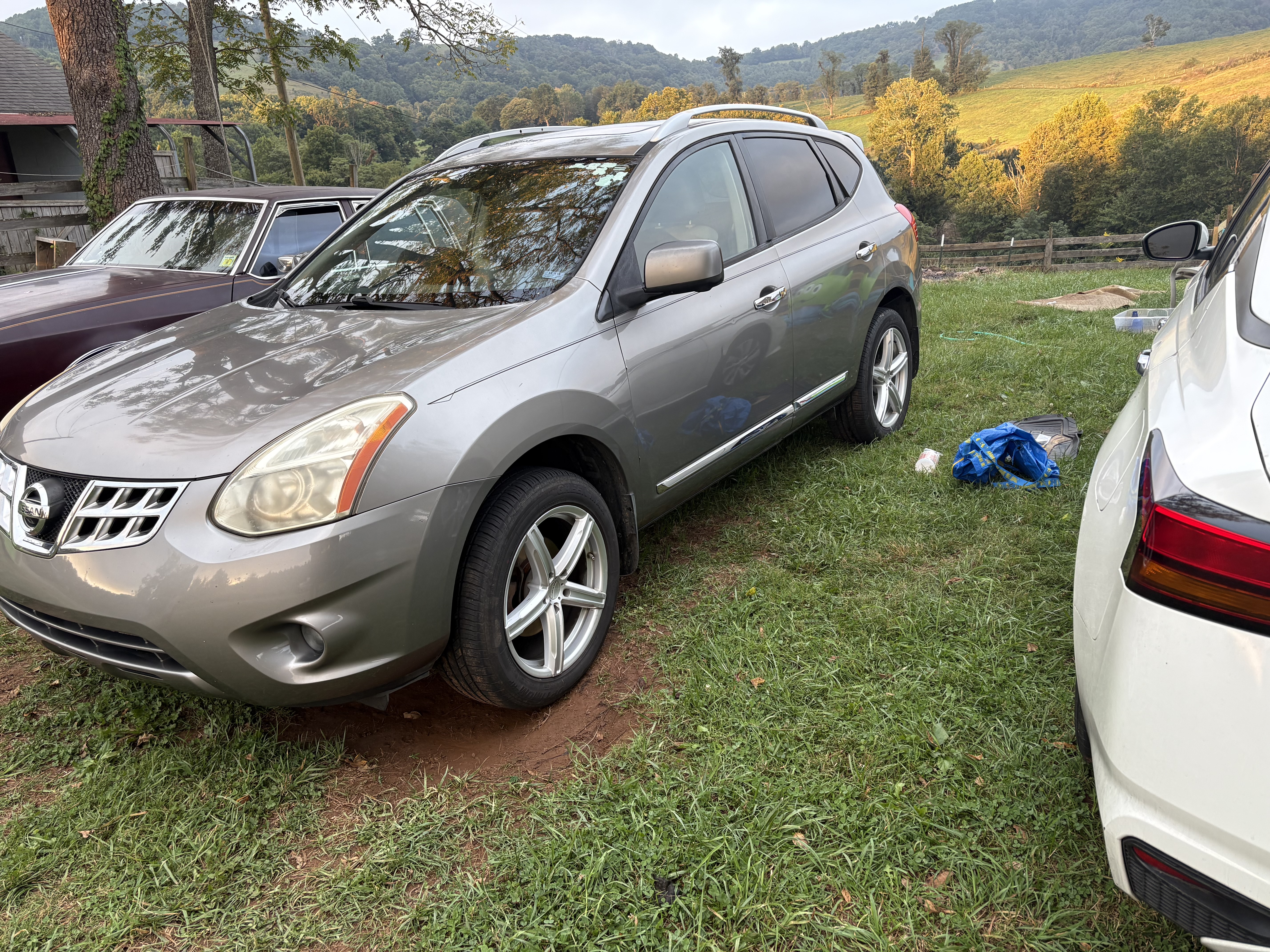 Used 2012 Nissan Rogue SL AWD/4WD image 2