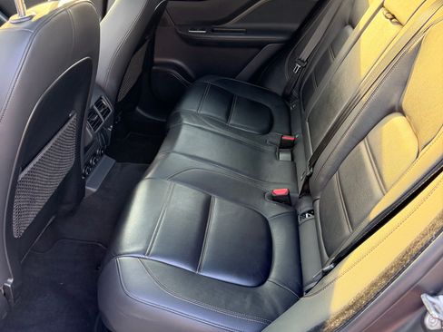 Used 2019 Jaguar F-PACE Prestige image 11