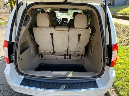 Used 2015 Chrysler Town & Country LX image 9