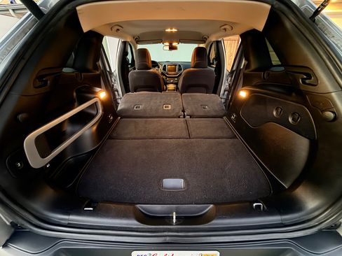 Used 2016 Jeep Cherokee Latitude w/ Comfort/Convenience Group FWD image 18