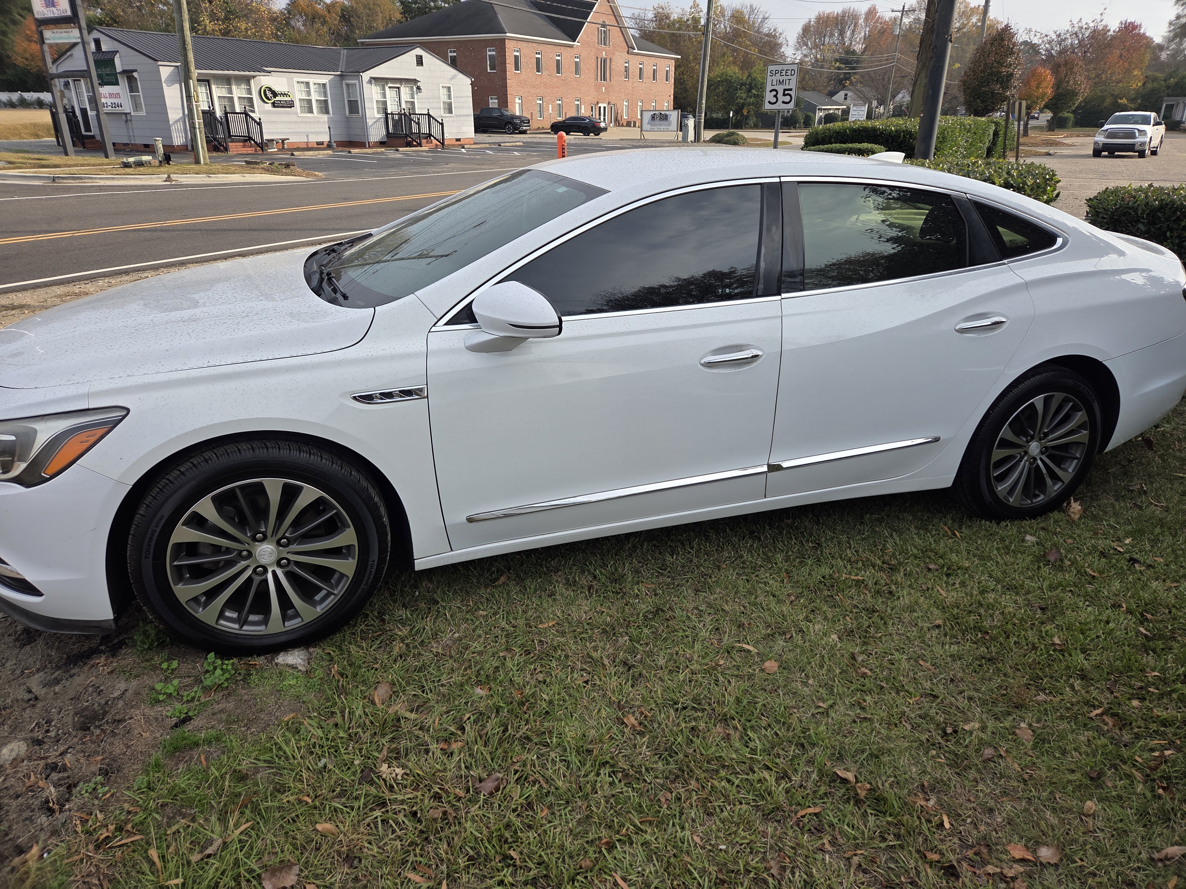 Used 2017 Buick LaCrosse Essence FWD image 1