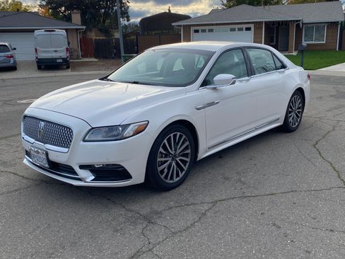 Used 2017 Lincoln Continental Select image 2