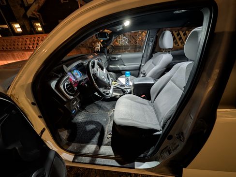 Used 2017 Toyota Tacoma TRD Sport image 9