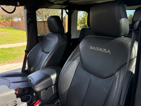 Used 2017 Jeep Wrangler Unlimited Sahara w/ Connectivity Group image 12