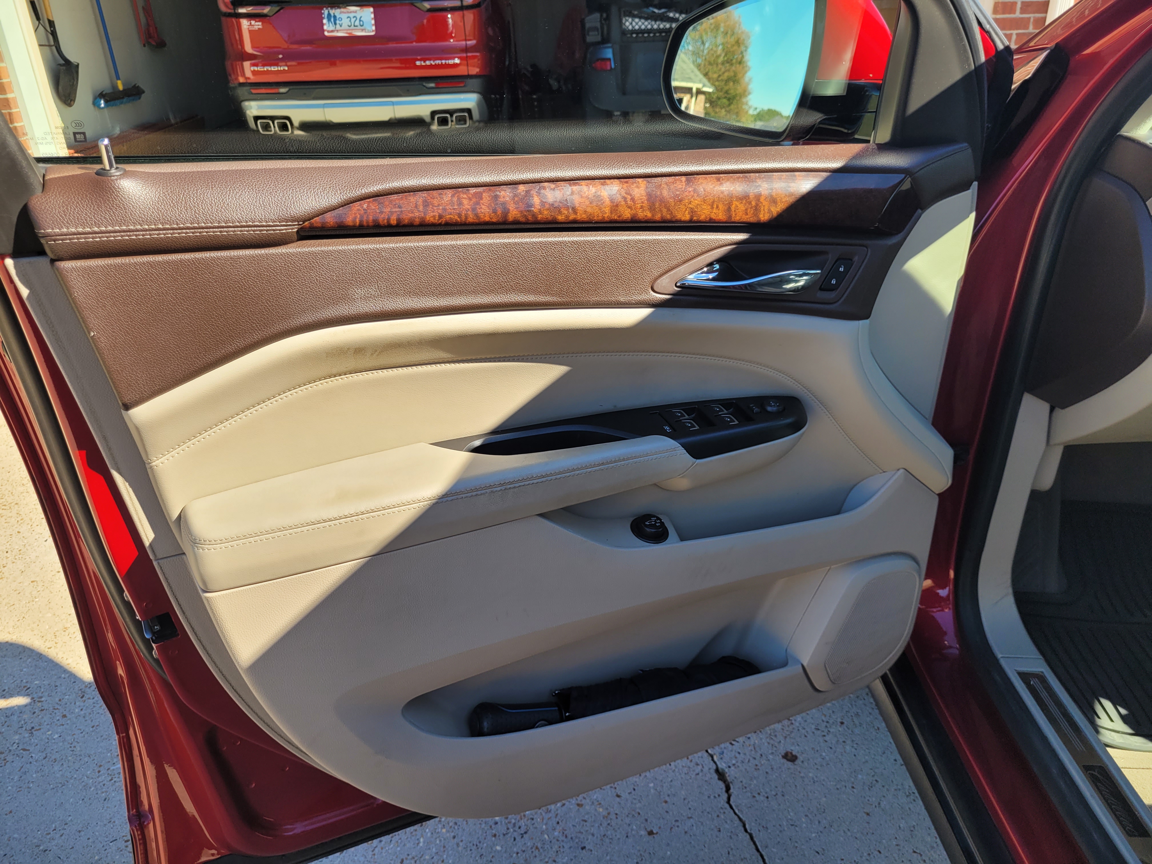 Used 2015 Cadillac SRX Luxury w/ Driver Awareness Package FWD image 8