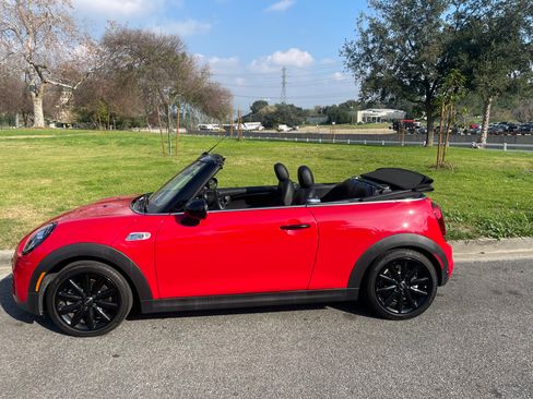 Used 2019 MINI Cooper S w/ Premium Package image 6
