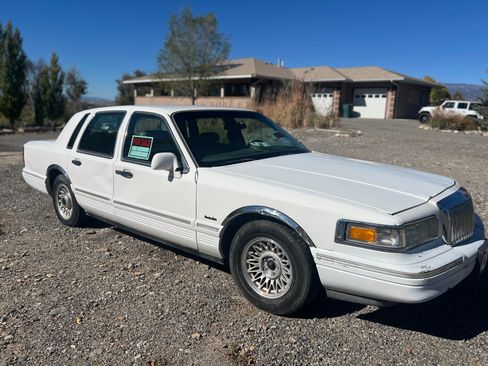 Used 1997 Lincoln Town Car Executive image 4
