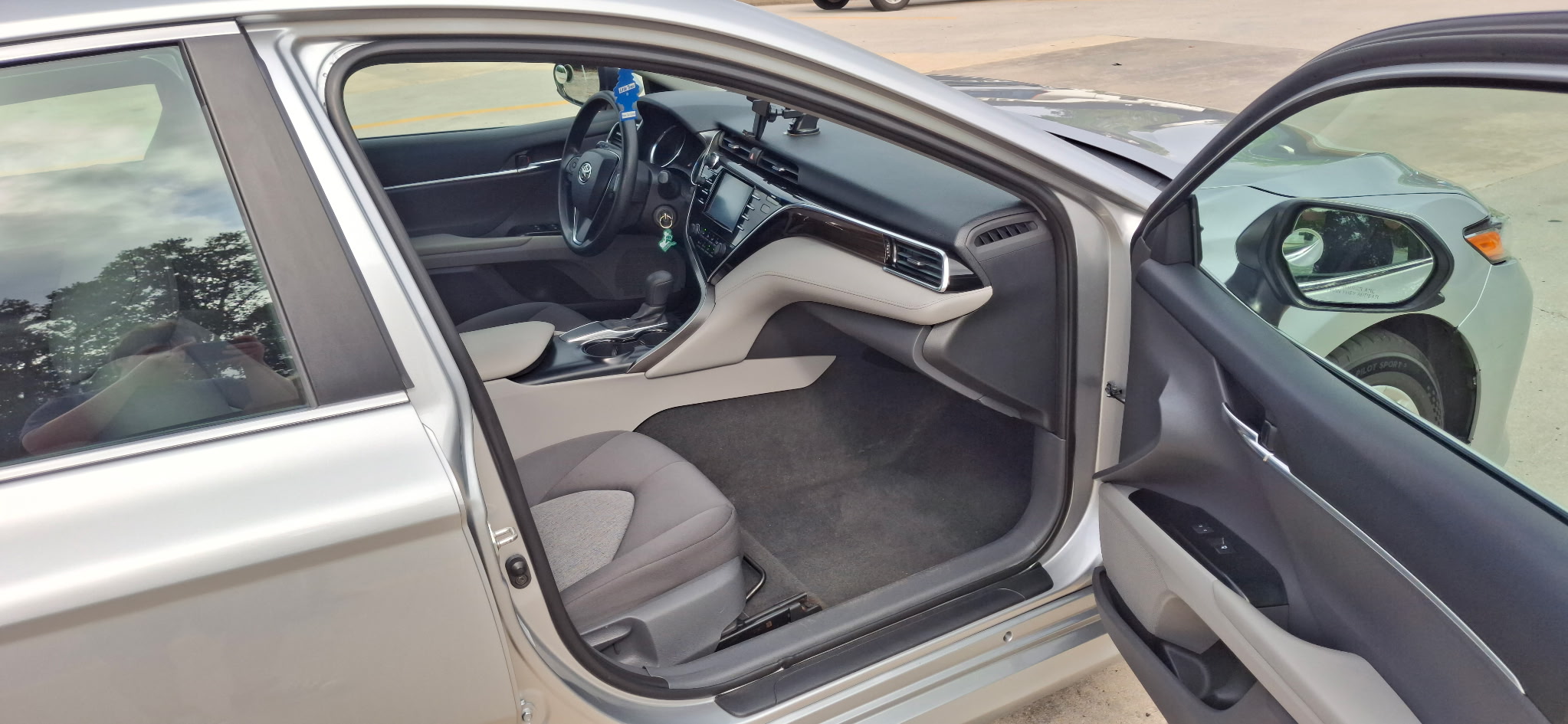 Used 2018 Toyota Camry LE FWD image 12