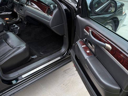 Used 2011 Lincoln Town Car Signature Limited image 15