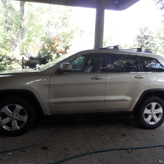 Used 2011 Jeep Grand Cherokee Laredo AWD/4WD image 1
