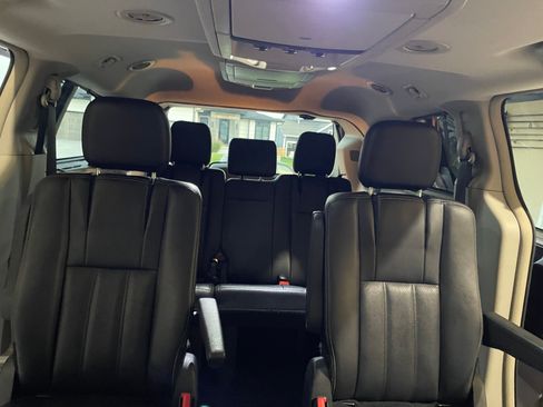 Used 2016 Chrysler Town & Country Touring-L FWD image 15