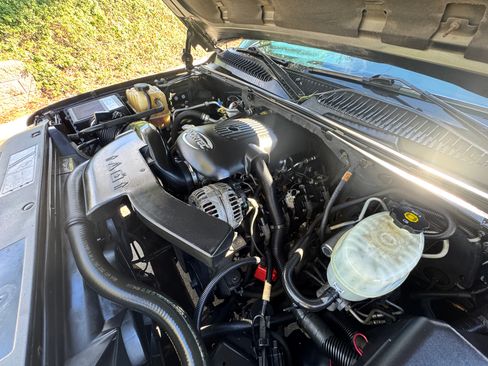 Used 2005 Chevrolet Suburban LT w/ Preferred Equipment Group image 17