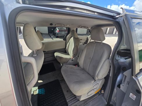 Used 2012 Toyota Sienna Minivan 4D image 12