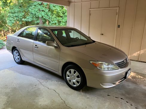 Used 2002 Toyota Camry LE FWD image 2