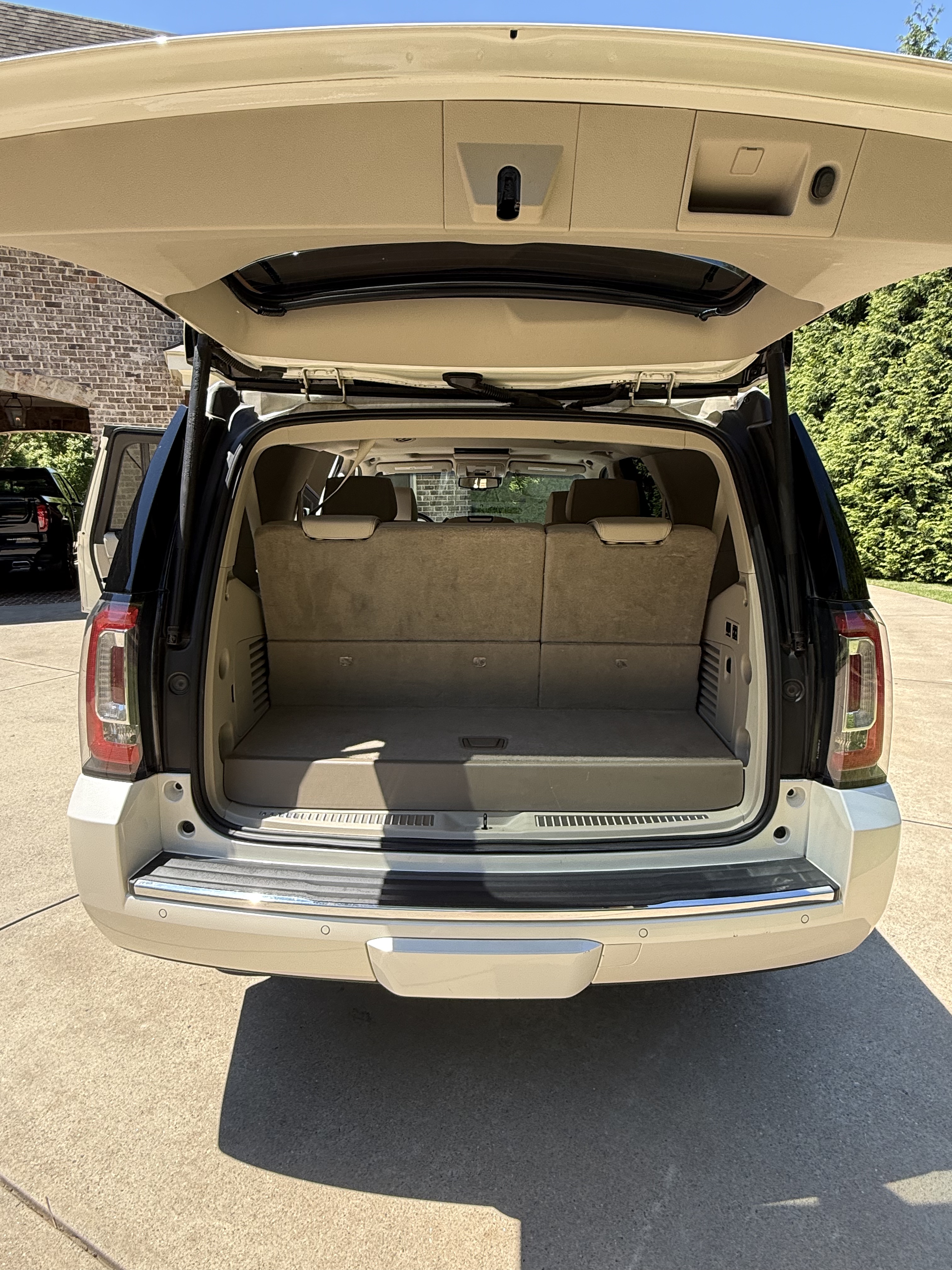 Used 2015 GMC Yukon Denali w/ Premium Package AWD/4WD image 8