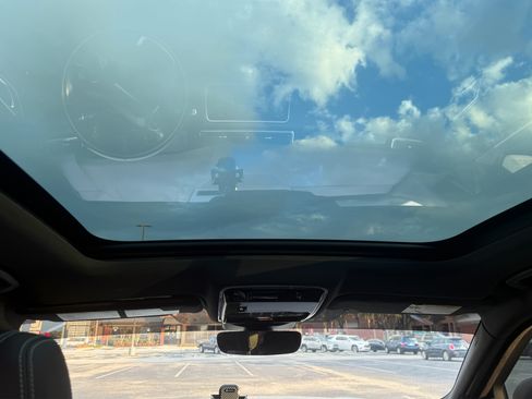 Used 2018 Land Rover Range Rover Velar R-Dynamic SE image 16