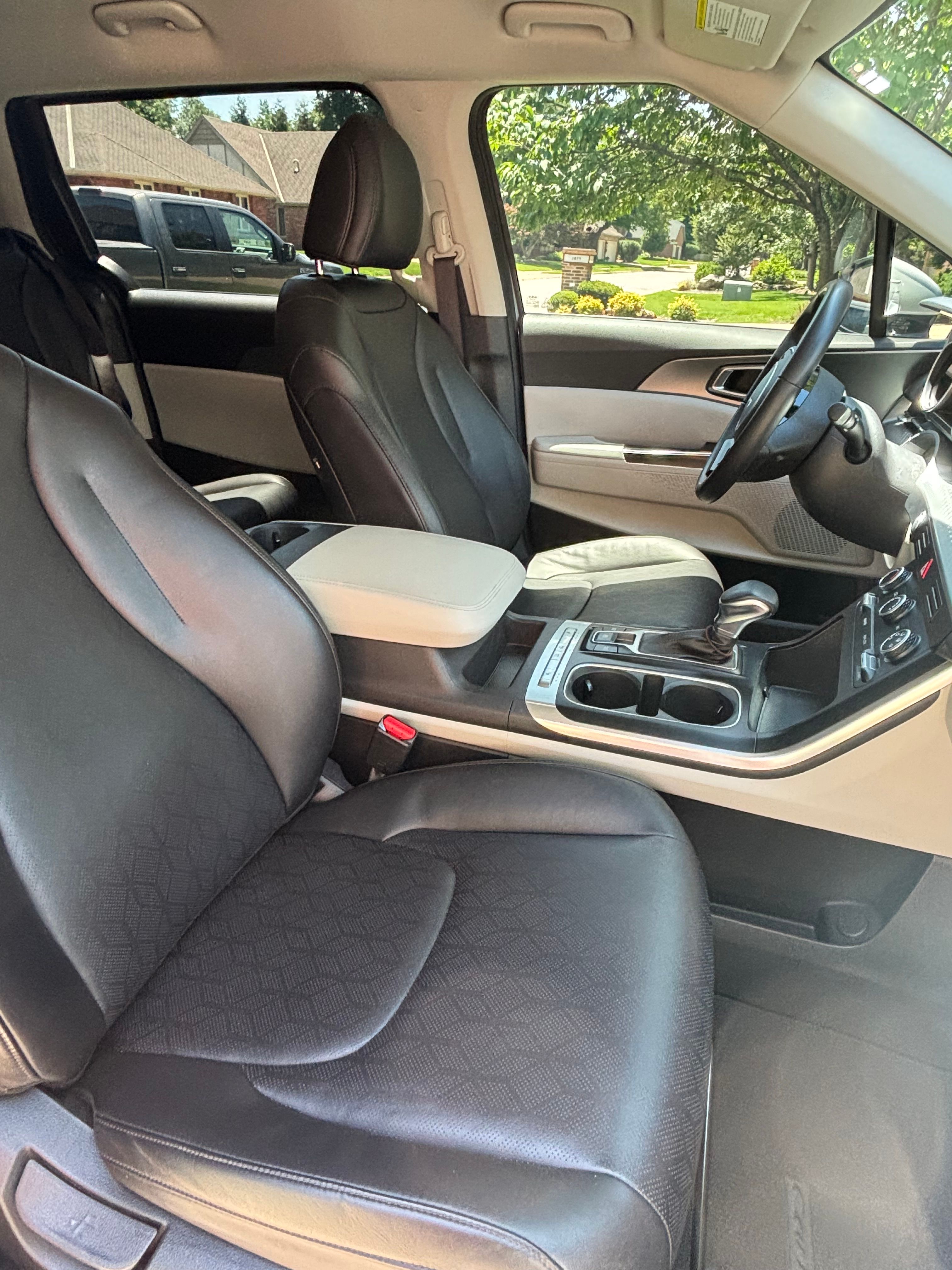 Used 2023 Kia Carnival LX FWD image 19