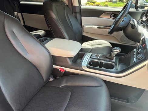 Used 2023 Kia Carnival LX FWD image 19