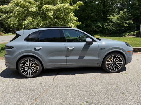 Used 2025 Porsche Cayenne Turbo AWD/4WD image 4