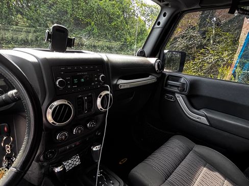 Used 2012 Jeep Wrangler Unlimited Sahara w/ Connectivity Group AWD/4WD image 11