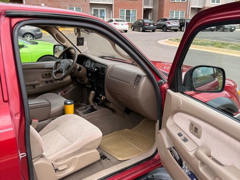 Used 2002 Toyota Tacoma PreRunner RWD image 8