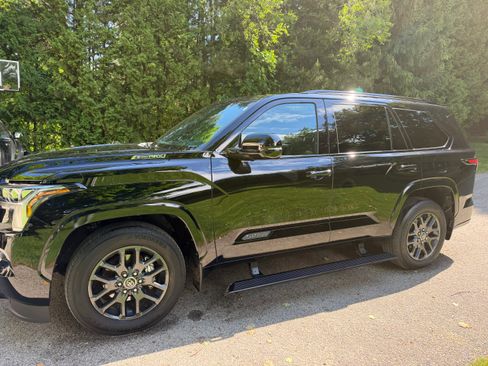 Used 2023 Toyota Sequoia Platinum AWD/4WD image 6