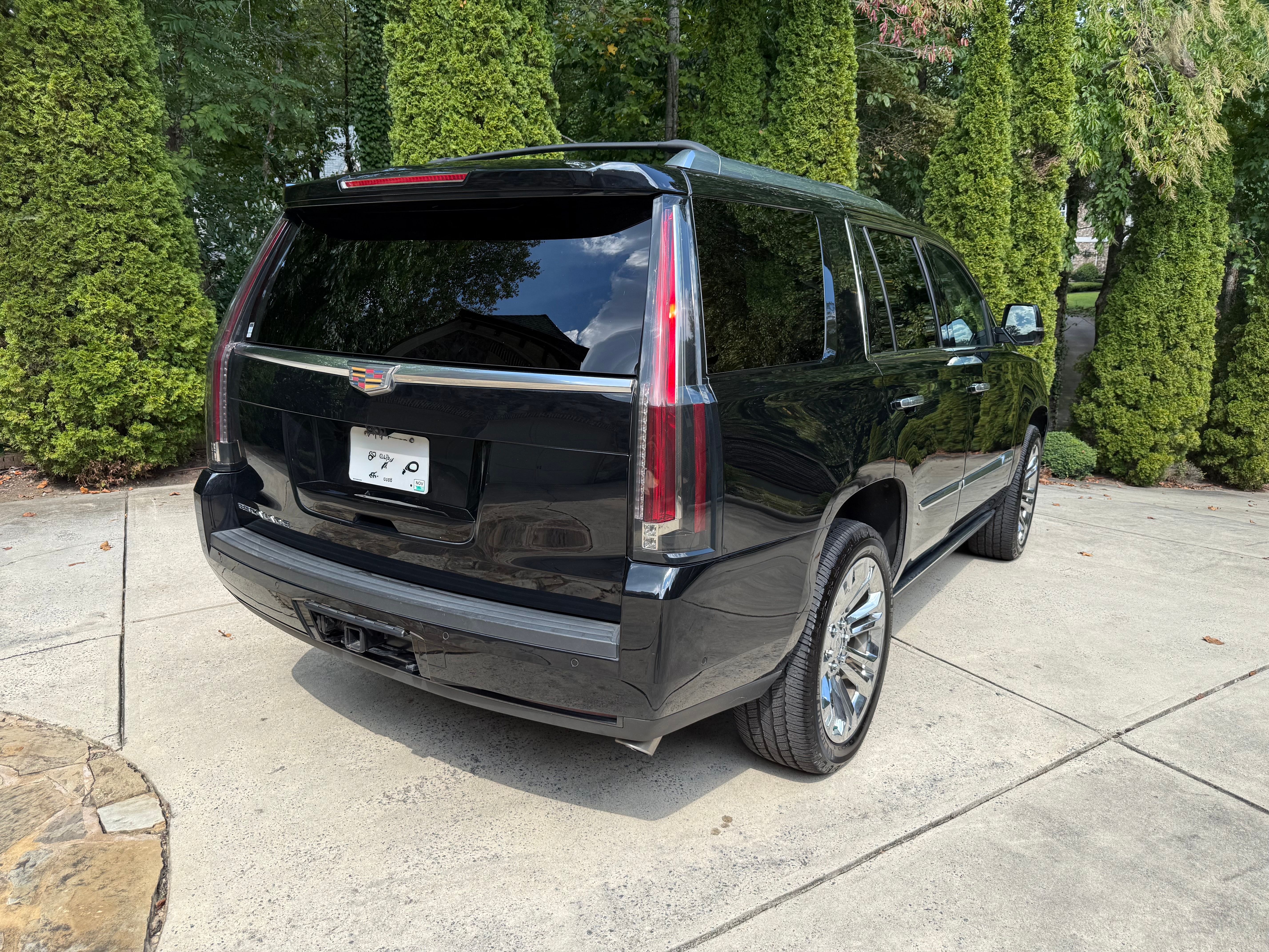 Used 2020 Cadillac Escalade Premium Luxury AWD/4WD image 5