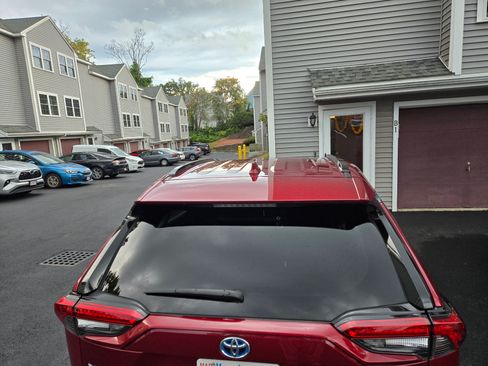 Used 2021 Toyota RAV4 XLE Premium image 14