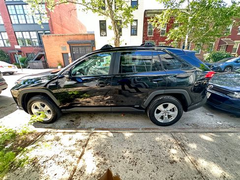 Used 2019 Toyota RAV4 XLE w/ Convenience Package AWD/4WD image 1