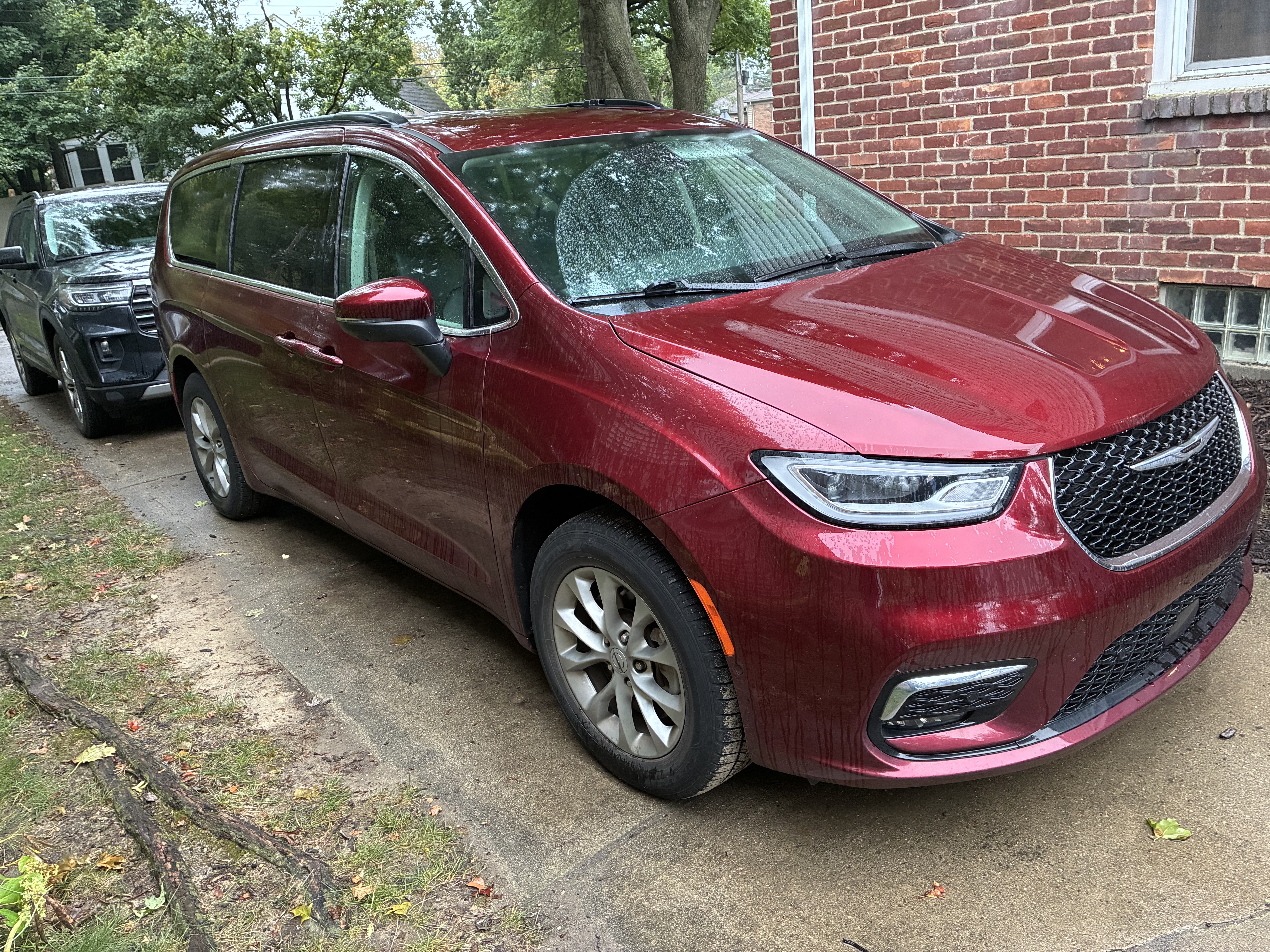 Used 2023 Chrysler Pacifica Touring-L w/ Uconnect Theater Family Group AWD/4WD image 1