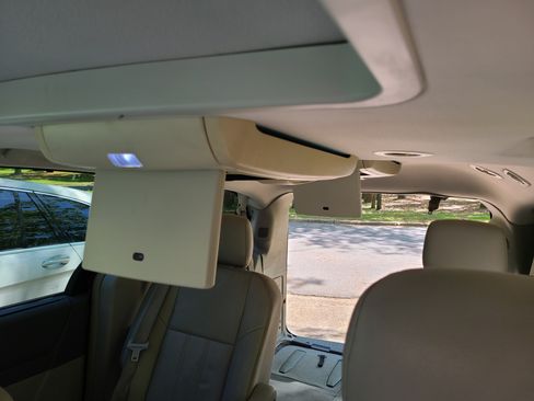 Used 2008 Chrysler Town & Country Touring image 19