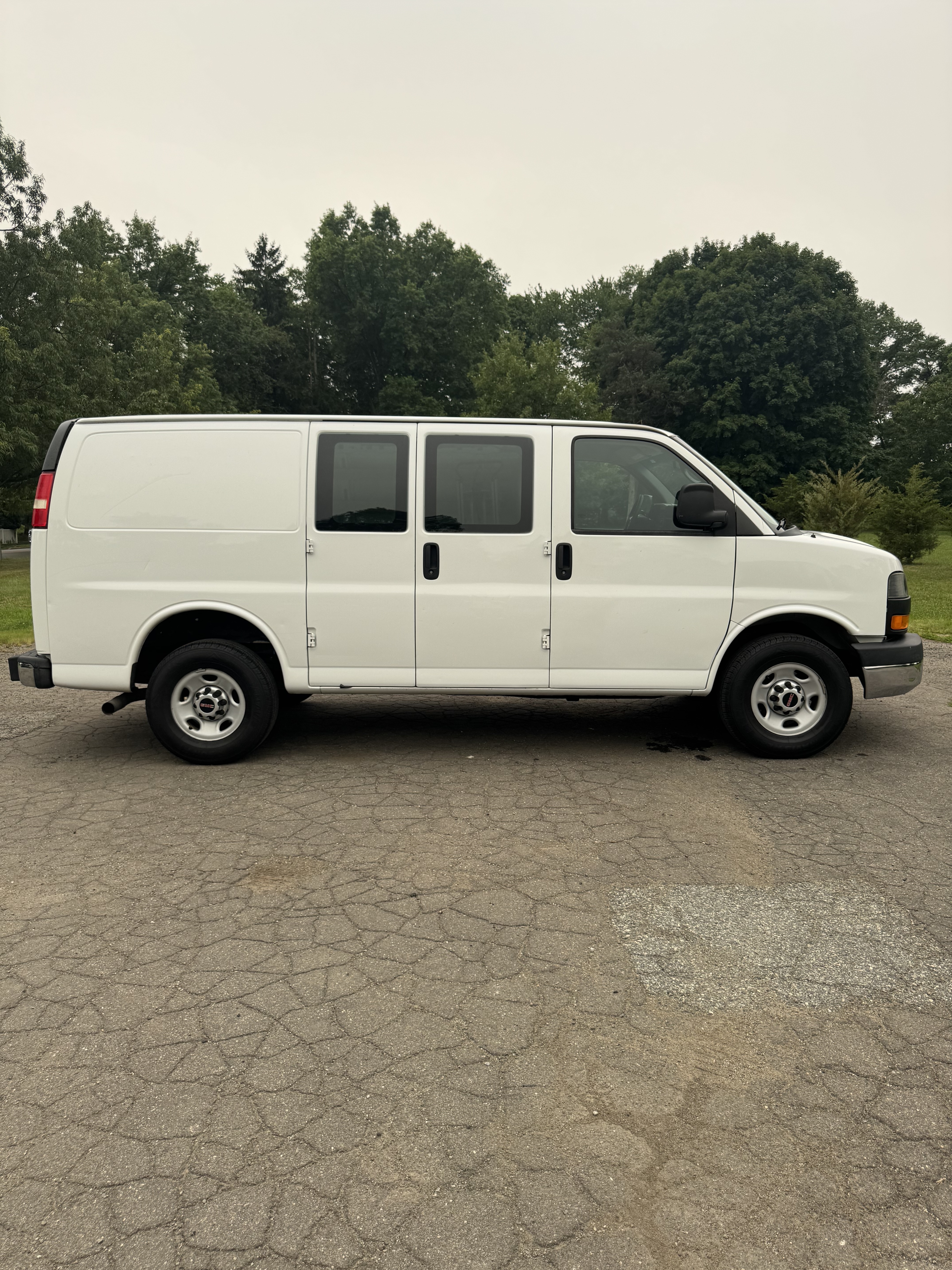 Used 2015 GMC Savana 2500 RWD image 9