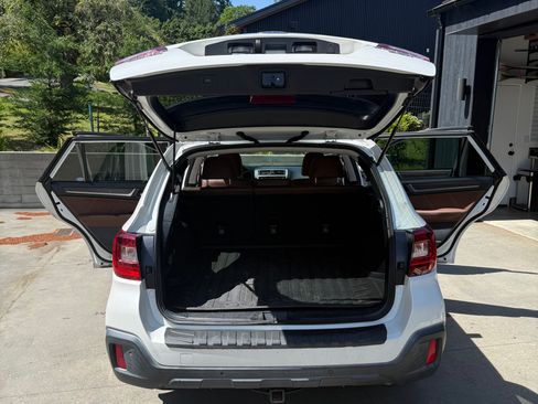 Used 2018 Subaru Outback 3.6R Touring AWD/4WD image 15