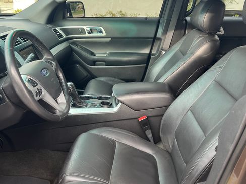 Used 2015 Ford Explorer XLT w/ Equipment Group 202A FWD image 6