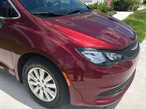 Used 2020 Chrysler Voyager L FWD image 4
