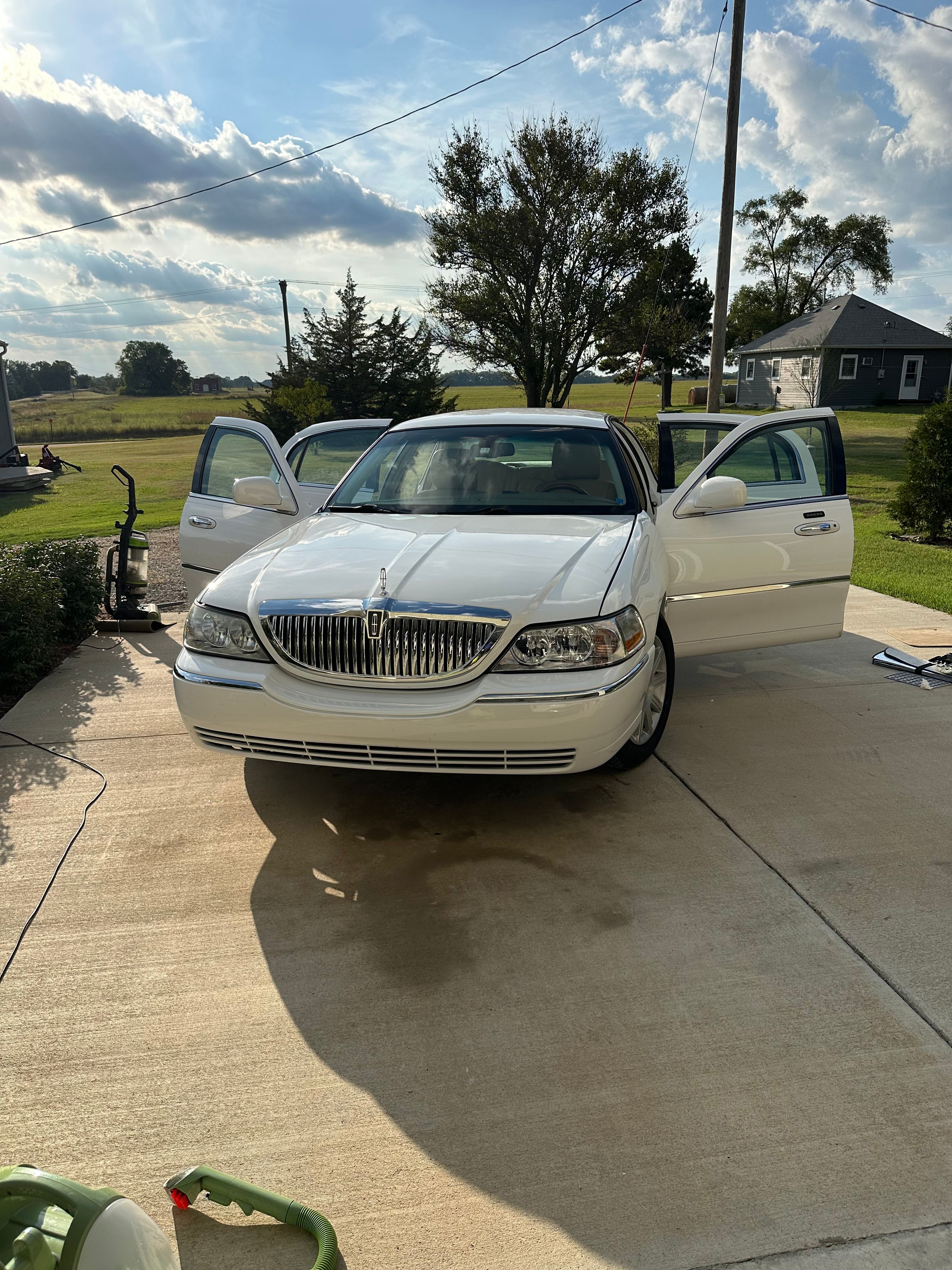 Used 2011 Lincoln Town Car Signature Limited RWD image 26