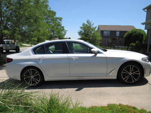 Used 2021 BMW 530i w/ Premium Package RWD image 4