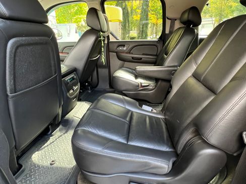 Used 2008 Chevrolet Suburban 2500 LT AWD/4WD image 8