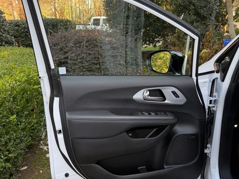 Used 2025 Chrysler Pacifica Premium image 9