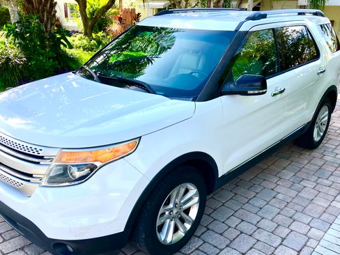 Used 2014 Ford Explorer XLT w/ Equipment Group 202A image 2